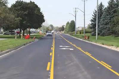 A 3-lane city street